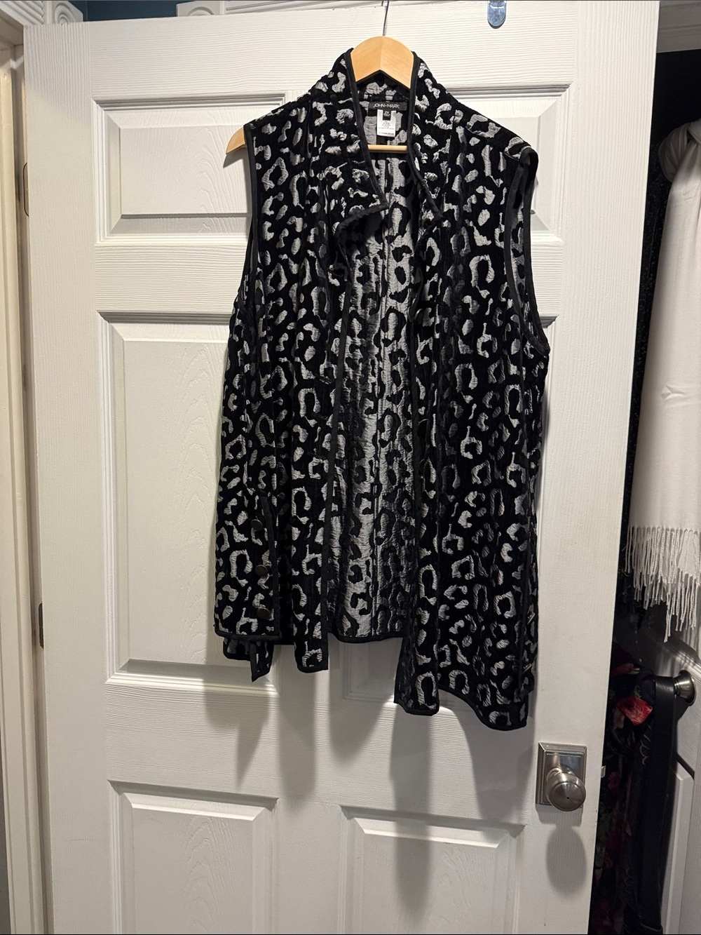 John Mark Reversible Vest Black Gray Animal Print Button Close Plus Size 2X NWT